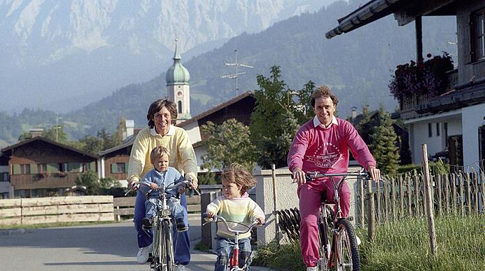 La familia Neurother de viaje en bicicleta: la madre Rosie Mittermeier con su hijo Felix, su hija Amelie y su padre Christian (septiembre de 1985 en Garmisch-Partenkirchen).