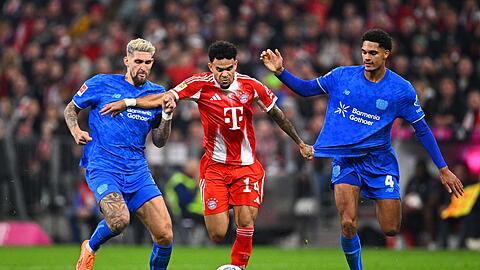 Fehlende Zweikampfhärte: Auch Bayer-Kapitän Robert Andrich (l) rannte den Bayern-Spielern nur hilflos hinterher. Fehlende Zweikampfhärte: Auch Bayer-Kapitän Robert Andrich (l) rannte den Bayern-Spielern nur hilflos hinterher.