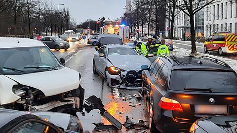 Wegen des Verkehrsunfalls war der Petueltunnel zun&auml;chst in beide Fahrtrichtungen gesperrt.