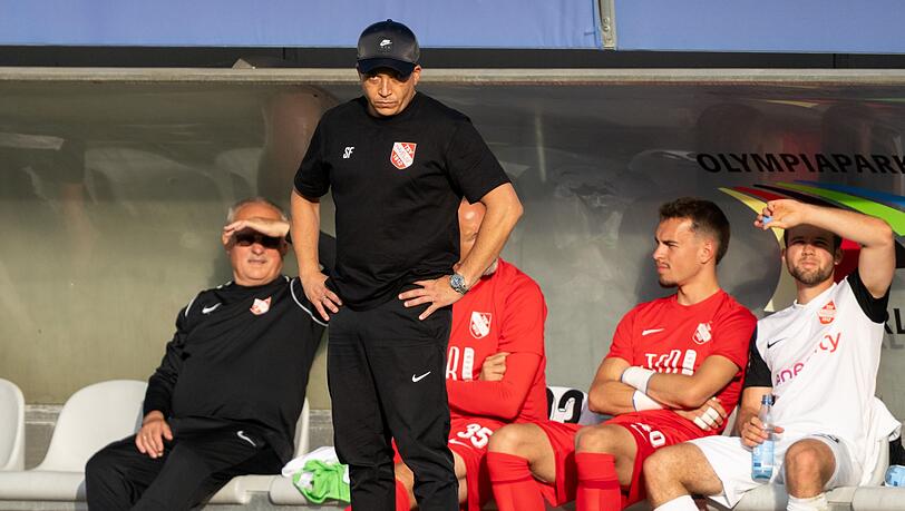 Ist auch in der kommenden Saison Drittliga-Trainer: Havelses Samir Ferchichi (2.v.l). (Archivbild) Ist auch in der kommenden Saison Drittliga-Trainer: Havelses Samir Ferchichi (2.v.l). (Archivbild)