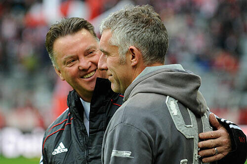 Freundliche Begrüßung vor dem Spiel: Louis van Gaal und Mirko Slomka