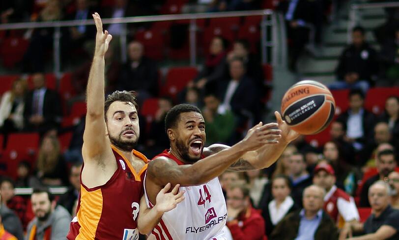 Bayerns Bryce Taylor zieht zum Korb - der Ball rutscht ihm aus den Fingern.