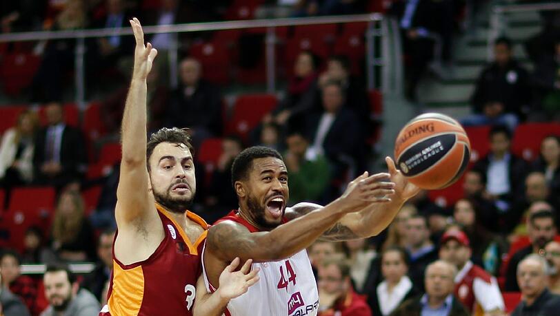 Bayerns Bryce Taylor zieht zum Korb - der Ball rutscht ihm aus den Fingern. Bayerns Bryce Taylor zieht zum Korb - der Ball rutscht ihm aus den Fingern.