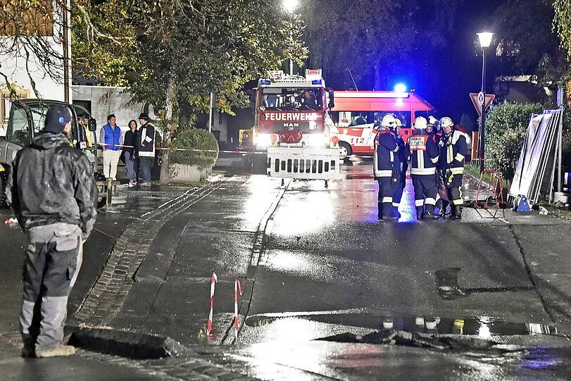 Polizei und Feuerwehr sicherten die Fahrbahnabsenkung in der Lindenstraße.