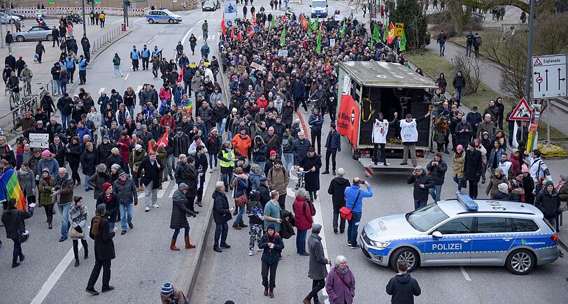 Die Gegendemonstration zu einer "Merkel muss weg!" - Kundgebung bewegt sich auf den Bahnhof Dammtor zu.