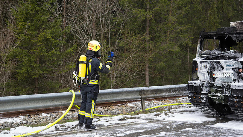 Bilder vom Feuerwehreinsatz in Bischofswiesen. Das Bundeswehr-Fahrzeug brannte komplett aus.