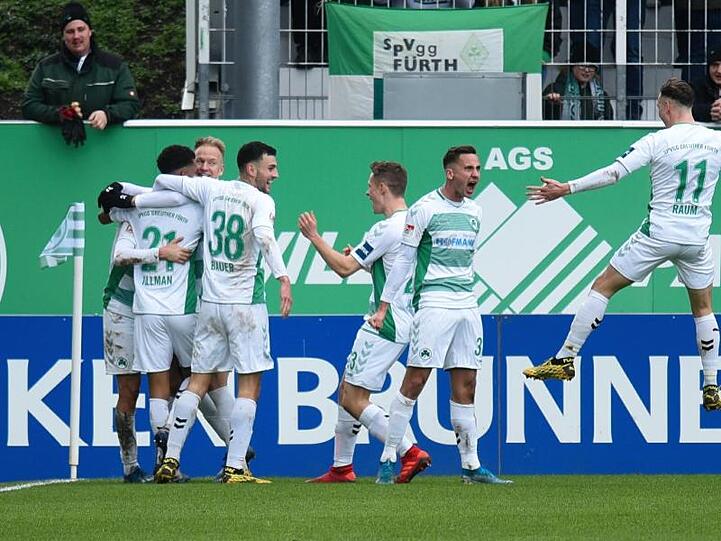 Die Fürther feiern das 2:0. Foto: Nicolas Armer/dpa