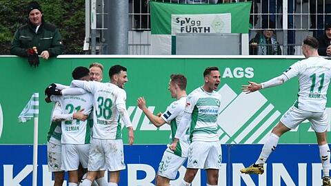 Die Fürther feiern das 2:0. Foto: Nicolas Armer/dpa