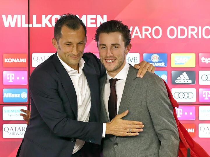 Bayern-Sportdirektor Hasan Salihamidzic (l) präsentiert den Neuzugang Álvaro Odriozola.