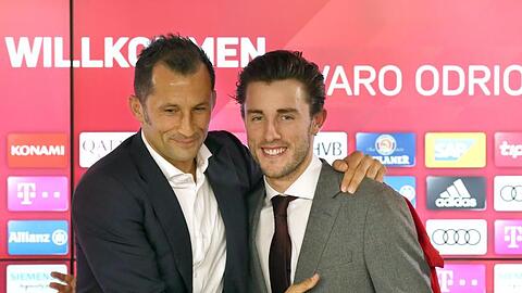 Bayern-Sportdirektor Hasan Salihamidzic (l) präsentiert den Neuzugang Álvaro Odriozola.