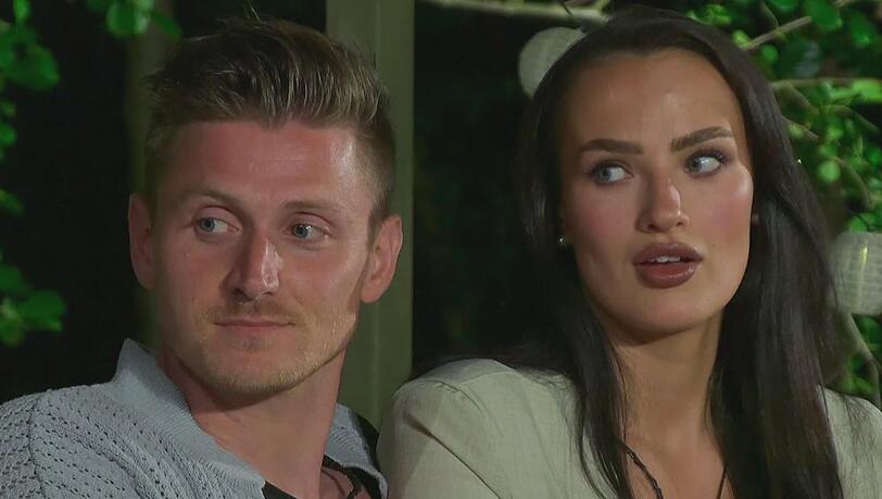 Tommy und Paulina freuen sich zu früh. Tommy und Paulina freuen sich zu früh.