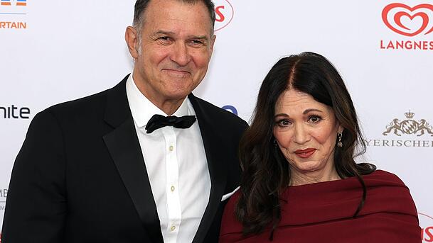 Iris Berben mit Partner Heiko Kiesow beim Deutschen Filmball in M&uuml;nchen.