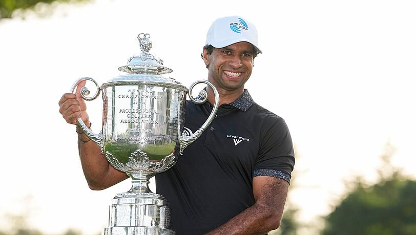 Aaron Rai erhielt f&uuml;r seinen Sieg bei der PGA Championship die Wanamaker-Troph&auml;e.
