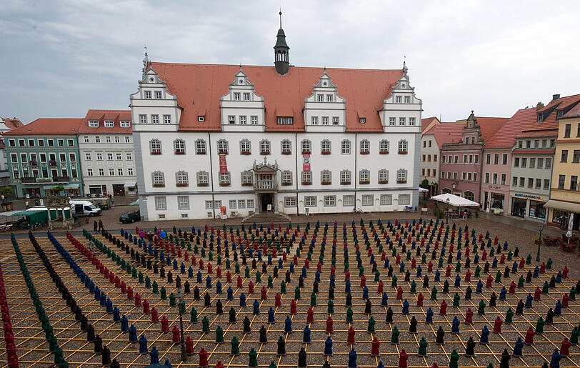 800 farbige Luther-Figuren stehen auf Markplatz von Lutherstadt Wittenberg (2010). Die Figuren dienen zum einen der &Uuml;berbr&uuml;ckung der Restaurierungsarbeiten am Luther- und Melanchthondenkmal und als Vorbereitung des 500-j&auml;hrigen Reformationsjubil&auml;ums (2017).