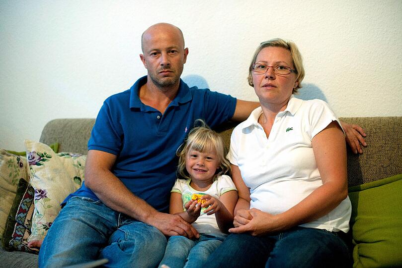 Thomasz Nadziak und Karolina Meler mit Tochter Inga: Das Auto der
Familie verbrannte. Jetzt ist sein Job bedroht.