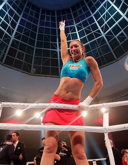 Eindrucksvoll verteidigt Kickbox-Queen Christine Theiss am Freitag ihren Titel. Als ob's nicht schon genug zu Feiern gegeben hätte, hat sie auch noch Geburtstag. Die Feier dauerte bis Sonntagmorgen. Die Bilder!