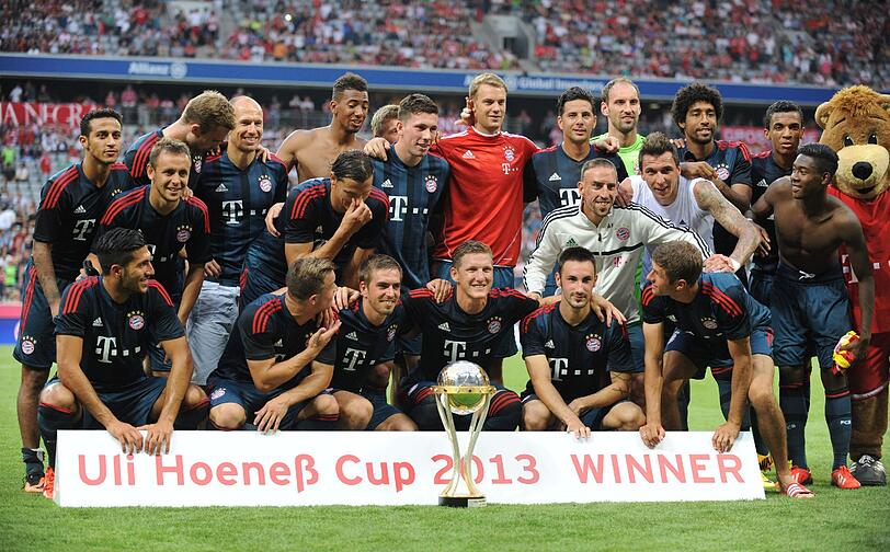Die Spieler des FC Bayern München freuen sich über den 2:0 Sieg gegen den FC Barcelona und damit über den Gewinn des Uli Hoeneß Cup 2013.