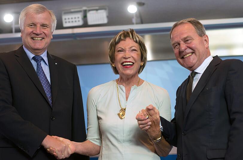 Ministerpräsident Horst Seehofer (l., CSU), Kunstminister Wolfgang Heubisch (r.I und die Kunstsammlerin Ingvild Eva Regina Goetz: Sie schenkt Bayern ihre wertvolle Sammlung und ihr Münchner Museum.