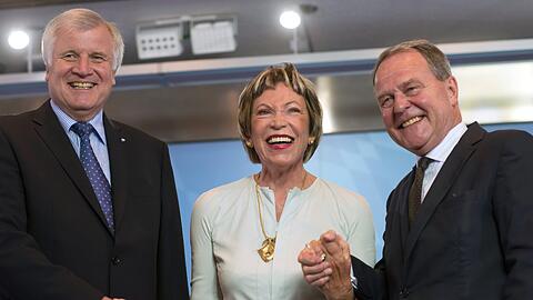 Ministerpräsident Horst Seehofer (l., CSU), Kunstminister Wolfgang Heubisch (r.I und die Kunstsammlerin Ingvild Eva Regina Goetz: Sie schenkt Bayern ihre wertvolle Sammlung und ihr Münchner Museum.