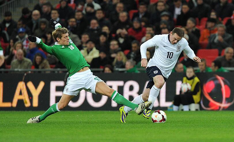 Toni Kroos: Der Spielmacher, seine Standards brachten die Engländer in
Verlegenheit. Bereitete das 1:0 vor. Legte einige Pausen ein.