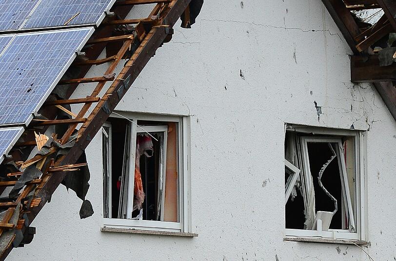 Nach der Explosion untersuchen Experten des LKA die Unglücksstelle.