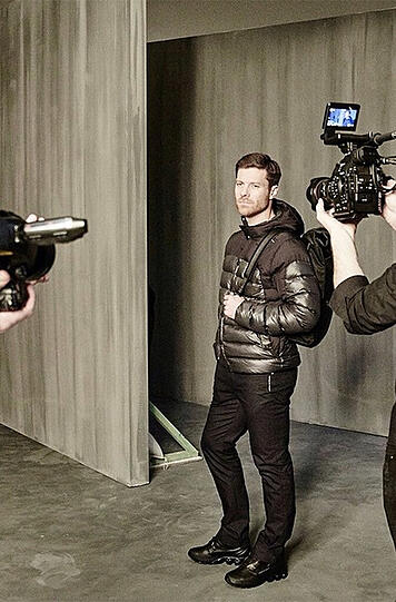 Die Brötchen wollen verdient sein: Xabi Alonso bei Werbeaufnahmen.