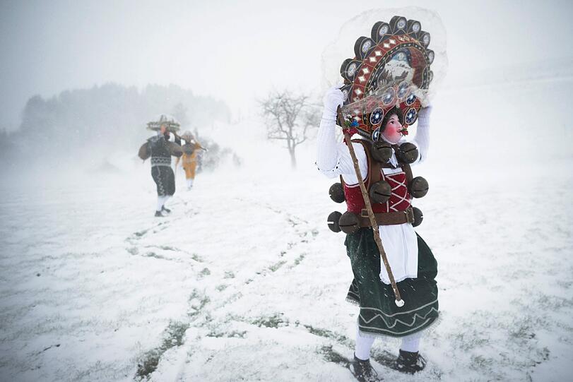 In Teilen der Schweiz wird die Jahreswende zweimal gefeiert, einmal am 31. Dezember und einmal am 13. Januar. In Waldstatt in der Schweiz hält sich eine mit traditioneller Tracht geschmückte Bäuerin ihren Hut. Die "Silvesterchlaus" wünschen den Landwirten seit Jahrhunderten ein ertragreiches Jahr.