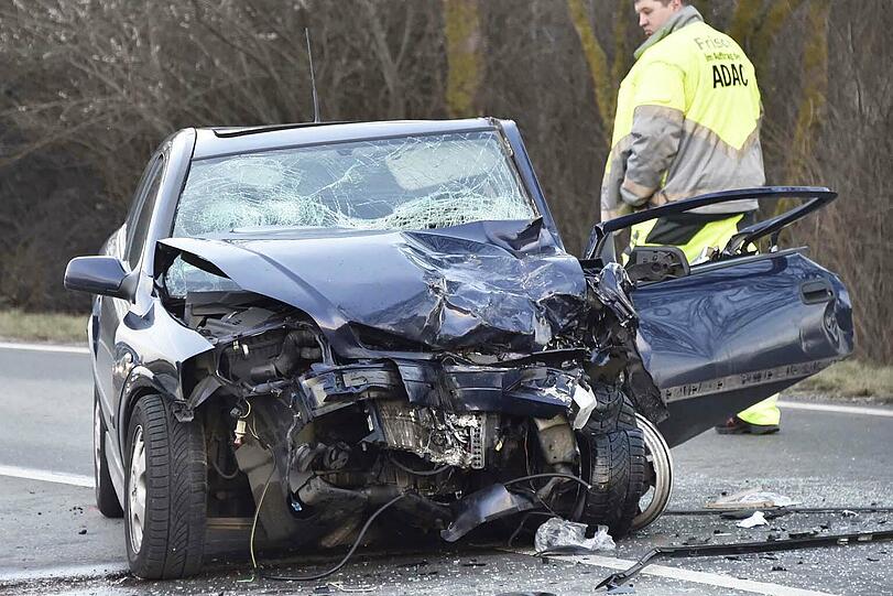 Bei dem schweren Unfall kam der Fahrer des Astra mit schweren Verletzungen ins Krankenhaus.
