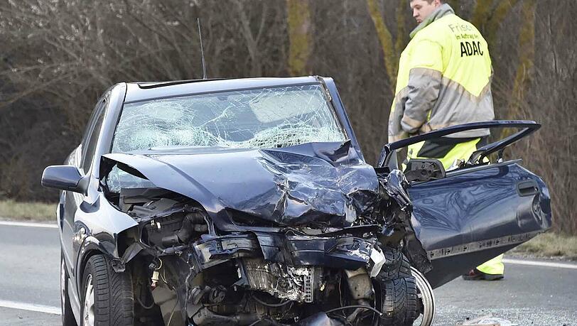 Bei dem schweren Unfall kam der Fahrer des Astra mit schweren Verletzungen ins Krankenhaus. Bei dem schweren Unfall kam der Fahrer des Astra mit schweren Verletzungen ins Krankenhaus.
