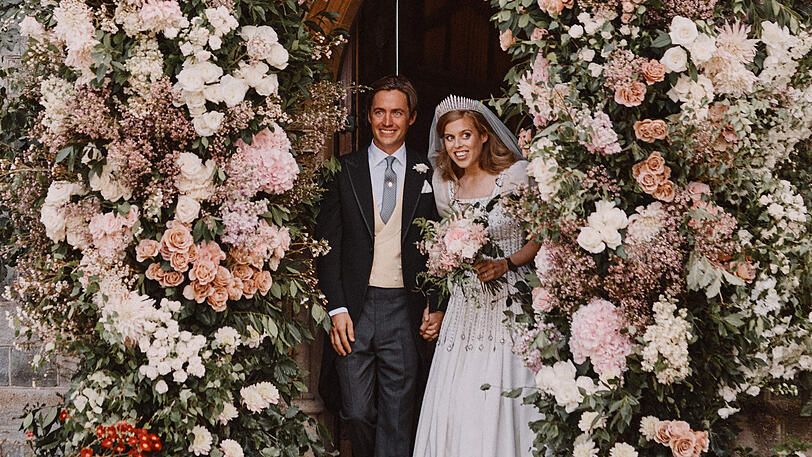 Das offizielle Hochzeitsfoto zeigt Prinzessin Beatrice von York und ihren Ehemann Edoardo Mapelli Mozzi nach der Trauung vor der "Royal Chapel of All Saints" auf dem Gelände von Schloss Windsor.