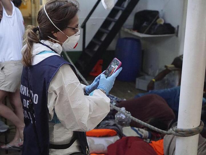 Eine Mitarbeiterin des italienischen Gesundheitsministeriums fotografiert die Zustände an Deck des Rettungsschiffes "Open Arms".