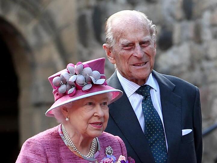 Immer eine halben Schritt hinter ihr: Prinz Philip und Queen Elizabeth 2017 in Edinburgh.