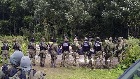 Migranten werden nach dem Grenzübertritt von Belarus nach Polen im Dorf Usnarz Gorny festgehalten. (Archivbild).