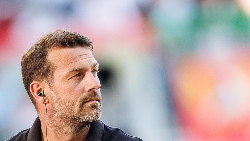 Trainer Markus Weinzierl von Augsburg gibt vor Spielbeginn ein Interview.