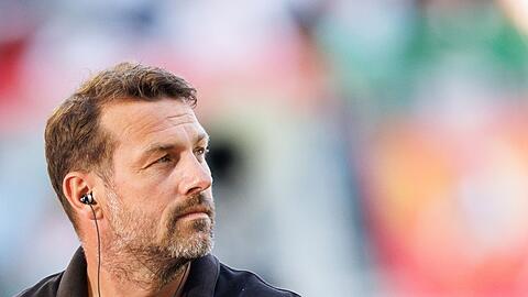 Trainer Markus Weinzierl von Augsburg gibt vor Spielbeginn ein Interview.