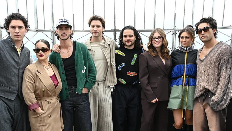 Vor dem Start von "Off Campus" im Mai posierten die Stars der ersten Staffel eintr&auml;chtig auf dem Empire State Building in New York City.