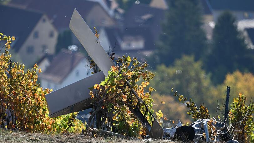 Das Flugzeug zerschellte in den Weinbergen. Das Flugzeug zerschellte in den Weinbergen.