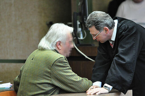 Angeklagter Horst K. mit Anwalt Peter Guttmann.