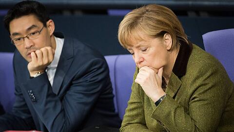 Nochmal vier Jahre? Vizekanzler Philipp Rösler und Kanzlerin Angela Merkel wirken selbst nicht richtig enthusiasmiert von dieser Vorstellung.