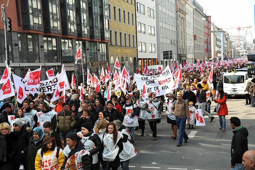Wie hier in München, legten vielerorts in Bayern tausende öffentlich Bedienstste die Arbeit nieder und demonstrierten für mehr Lohn.