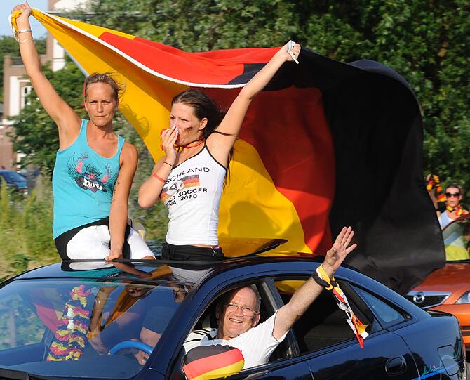 Jubelnde Fans in Hamburg: Hier ziehen Fußball-Fans nach dem Public Viewing eher im Autokorso durch die Straßen als in München.