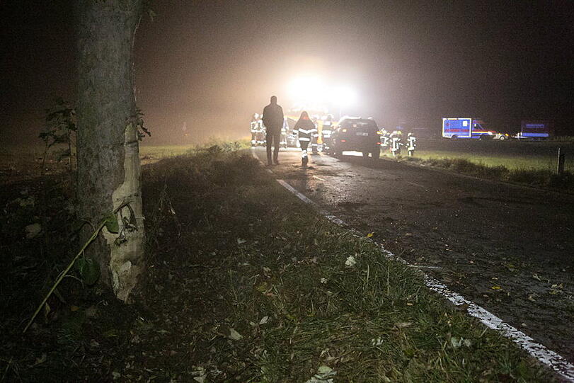 Bilder vom tragischen Unfall auf der Staatsstraße 2093 bei Offling/Altenmarkt.