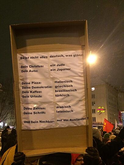 Am Goetheplatz stehen sich Bagida-Anhänger und Gegendemonstranten gegenüber.