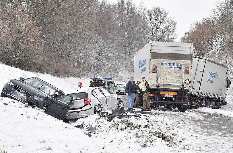 Bilder vom Verkehrsunfall in Dorfen, bei dem ein Autofahrer ums Leben kam. Nach einem Zusammenstoß mit einem Lkw starb der Mann noch am Unfallort.