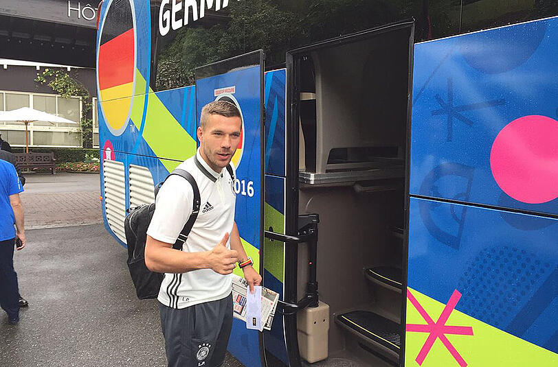 Auch Lukas Podolski freut sich schon auf den EM-Auftakt gegen die Ukraine.