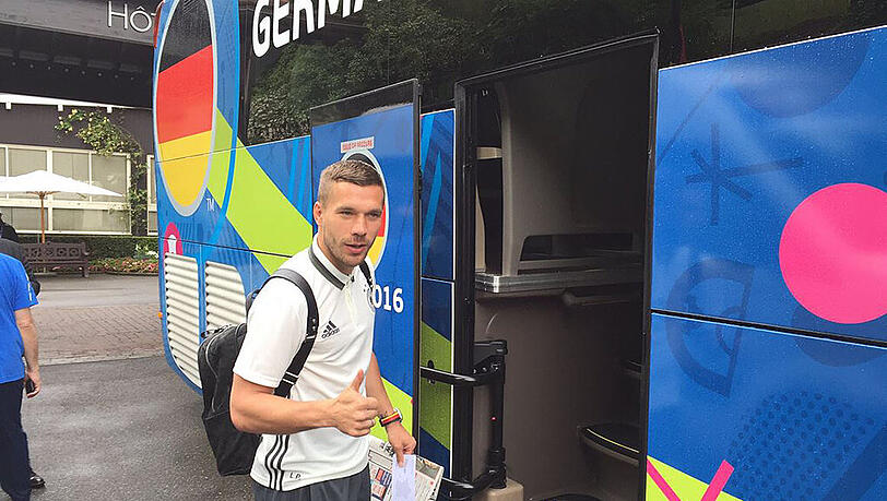 Auch Lukas Podolski freut sich schon auf den EM-Auftakt gegen die Ukraine. Auch Lukas Podolski freut sich schon auf den EM-Auftakt gegen die Ukraine.