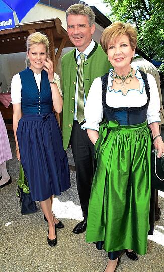 Carolin Reiber mit ihrem Sohn Marcus Maier und dessen Frau Cathrin.