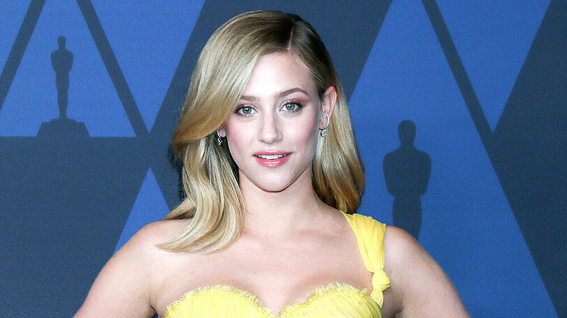 Lili Reinhart verbringt die Isolation mit ihrem Hund Milo