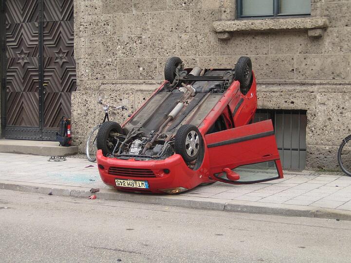 Tragischer Unfall an der Theresienstraße: Ein Audi TT kracht in einen Suzuki. Der Fahrer des Kleinwagens ist schwer verletzt.