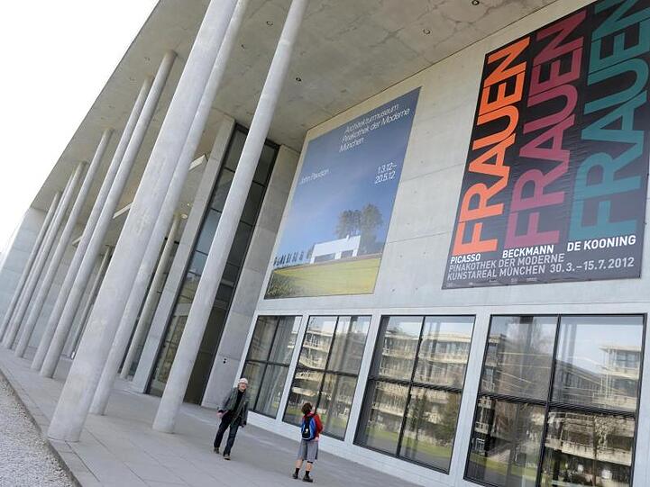 Besucher vor der Pinakothek der Moderne in München. Foto: Felix Hörhager/Archiv